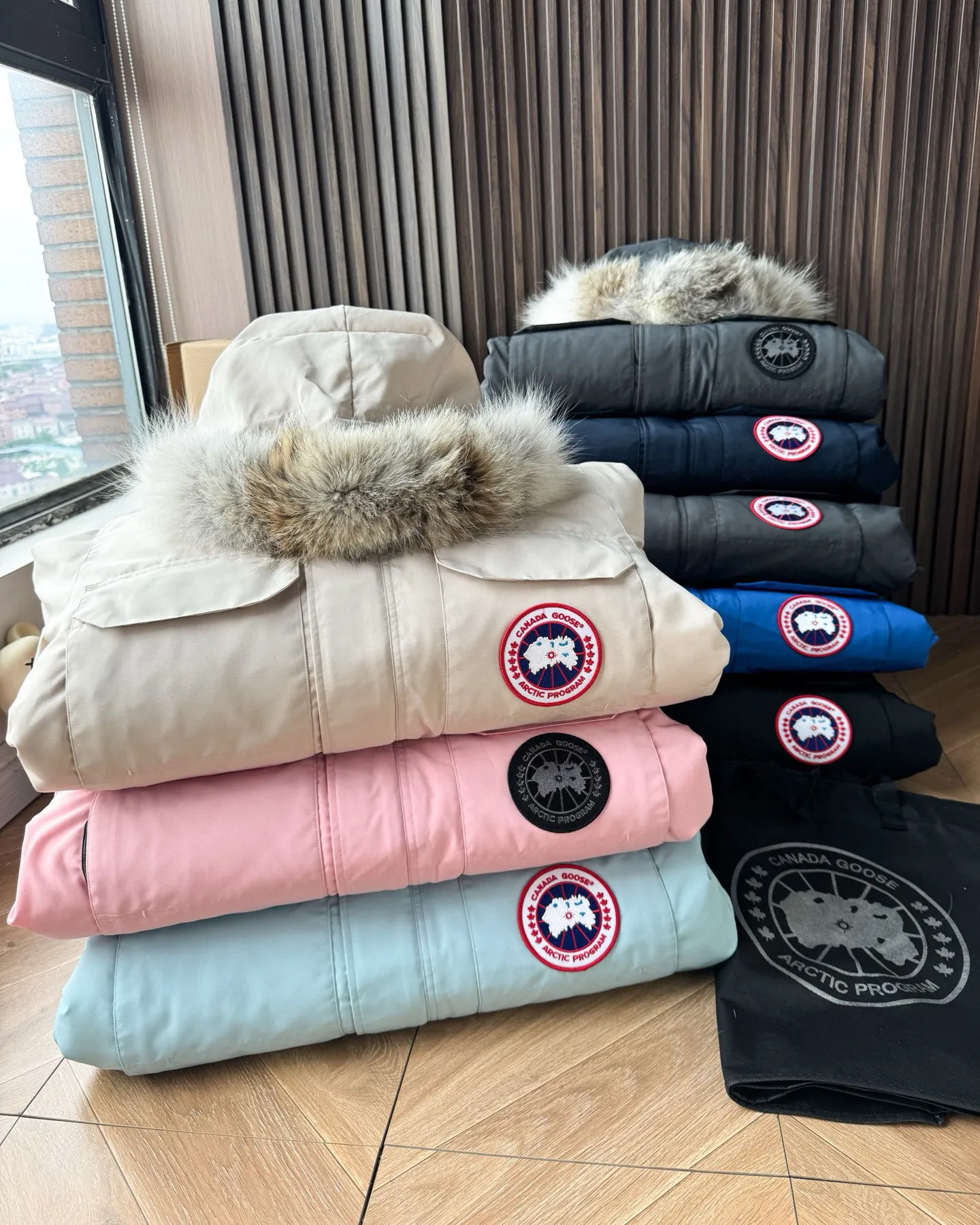 P780 🆕 Top original version, supports chip sensor with handbag 𝗖𝗮𝗻𝗮𝗱𝗮 𝗚𝗼𝘀𝗲 / 🇨🇦 Canada Goose 08 Down Jacket ⚠️ Partners who have been cooperating with us in the past few years know that no matter what is produced outside, our pure genuine trading company ships ❗️ After the test of time, we have received rave reviews. You can compare the market products with us. If you are not satisfied, you can return it at will. You are also welcome to come to ZG to see it and then come to my home to buy‼  1⃣️ The filling is 80% white duck down, with a weight of 500g. Regarding the down content, you can feel it with your hands. Good down has no embarrassment and can be called a walking duvet! 2⃣️ The fabric is made of Feather-Light 10D waterproof coating fabric, which is made of 84.5 polyester fiber and 15.5 cotton. The surface is treated with a special Teflon protective coating produced by DuPont to prevent wind and splash water, and makes the clothing anti-pollution and long-lasting new features! 3⃣️ One-piece seamless cuffs, 13cm official length, all seals are stamped, and all the inner liner is hemmed. The overcoat means sewing all the inner liner once. On the one hand, it is to prevent the velvet from running off, and on the other hand, it can keep the stiffness of the clothes! 4⃣️ Original Yoshida Kogyo Kabushikigaisha zipper, top-grade zinc alloy electroplated zipper with the highest specifications, using precise Japanese craftsmanship, raw materials and management methods. Each zipper can withstand 100,000+ openings and closings 5⃣️ The detachable fur collar is made of top-grade imported wolf fur, which is not comparable to the loose and soft raccoon fur and fake fur on the market. It is a natural Siberian coyote fur collar. The delicate and strong feel is the sense of life that comes from the erosion of wind and frost in nature. 6⃣️ Main logo double-thread 9-needle locking stranded embroidery, electronic digital automatic embroidery, maple leaves with sharp edges. Size: XS-XXL Color: black, off-white, graphite gray, sapphire blue Dark Blue Pink Azure Graphite Gray Black Label Shoulder Width Chest Sleeve Length Clothes Length Recommended Weight kg 67 87 80-90 2XL 58 136 69 89 90-105